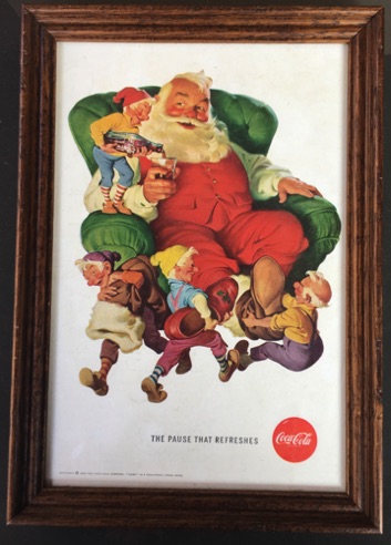 4606-1 € 7,50 coca cola afbeelding kerstman zittend met kabouters in groene stoel 20 x 30 cm.jpeg